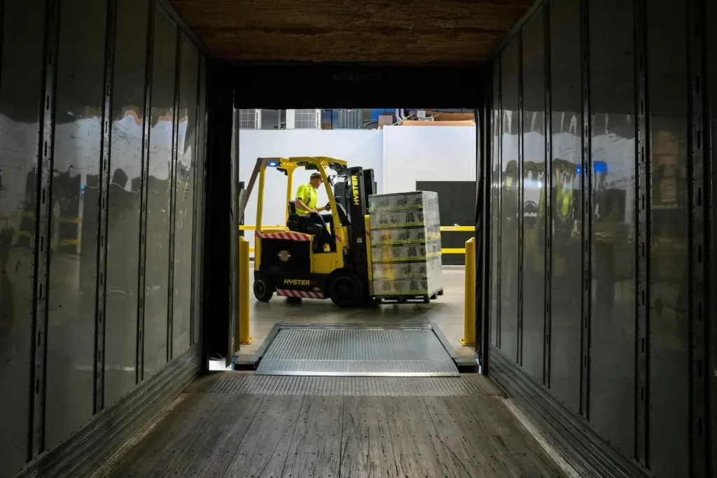 Camion de livraison B2B pour distributeurs et grossistes à quai devant un entrepôt à Montréal