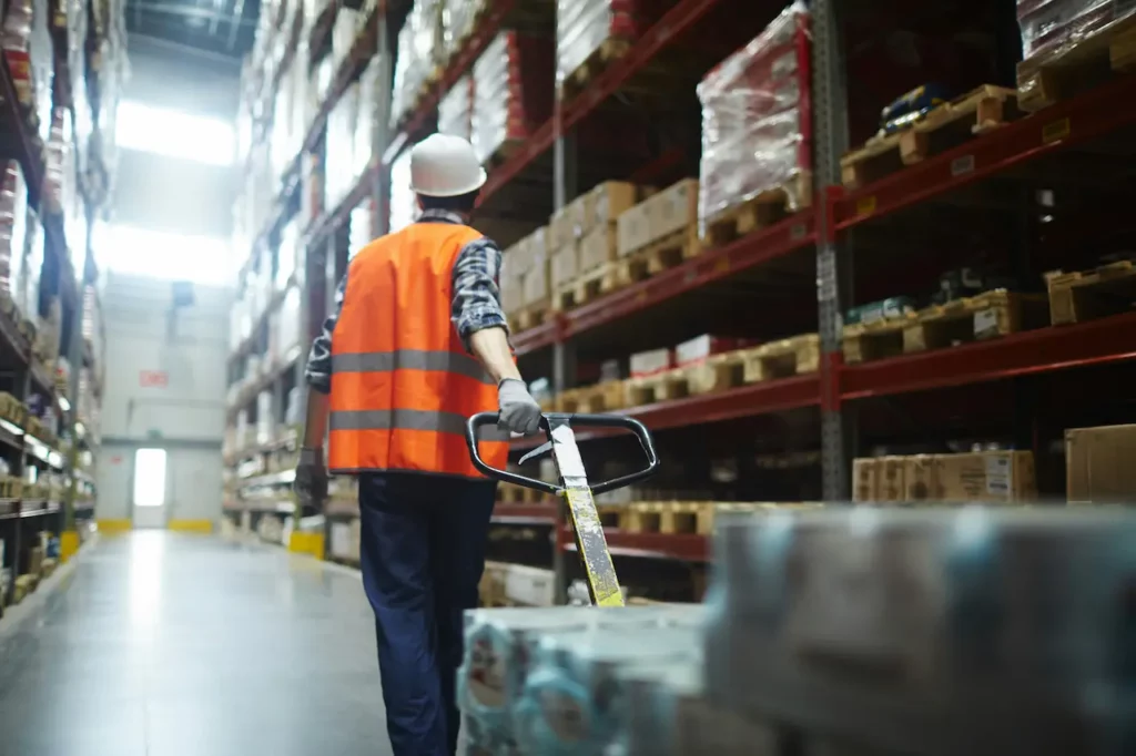 Tablettes d'inventaire remplies de boîtes dans un centre de distribution
