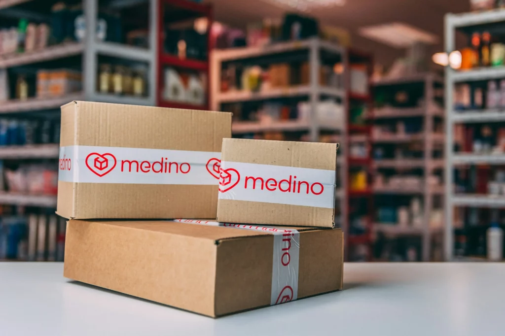 Colis de produits de santé en livraison pour le secteur médical sur un comptoir de pharmacie  